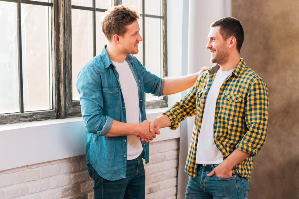 Creos_Individuelles-Coaching_zwei-Maenner-Haendeschuetteln