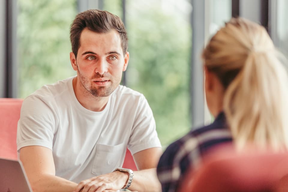 Creos_Beraten-und-Begleiten_Mann-redet